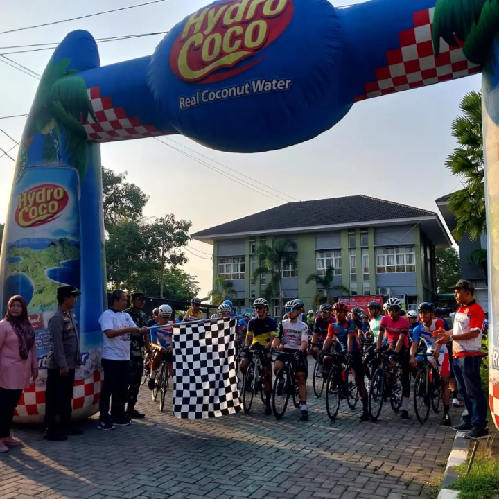 Image of Guna mensukseskan program Sekolah Adiwiyata SMAN 1 Boja bekerjasama dengan Disporapar Kab.Kendal dengan agenda funbike tingkat nasional