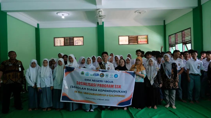 Image of Pelaksana program SSK (Sekolah Siaga Kependudukan) tim dari SMAN 1 Boja melakukan pengimbasan ke SMA Muhammadiyah 3 Kaliwungu Kab.Kendal