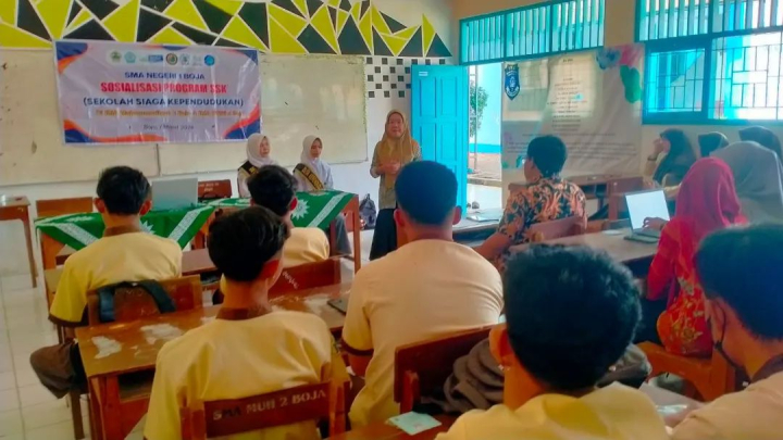 Image of Tim Program SSK (Sekolah Siaga Kependudukan) SMAN 1 Boja melakukan pengimbasan terkait implementasinya di SMA Negeri 16 Semarang