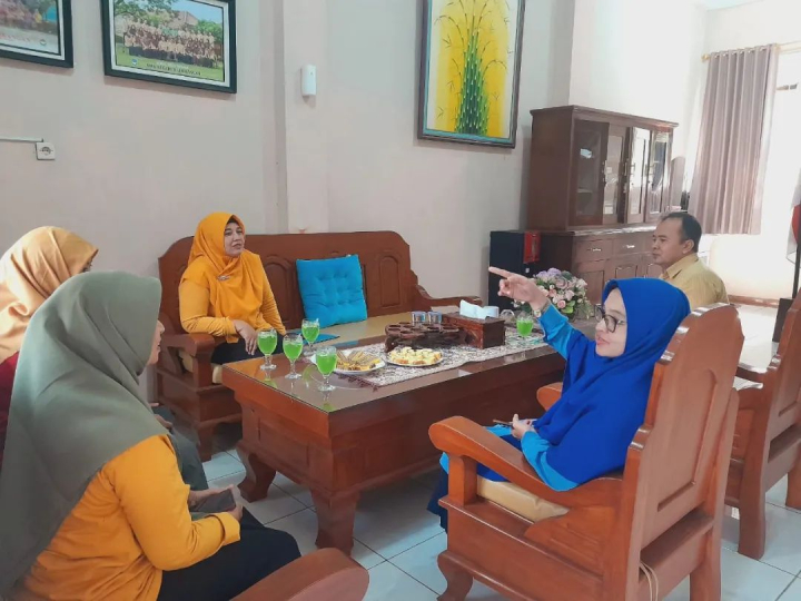 Image of Tim SSK (Sekolah Siaga Kependudukan) SMAN 1 Boja melakukan pendampingan berupa monitoring dan evaluasi program SSK di beberapa sekolah binaan diantaranya SMAN 1 Limbangan dan MA NU Al Ma'arif Boja dan SMK YPPM Boja.