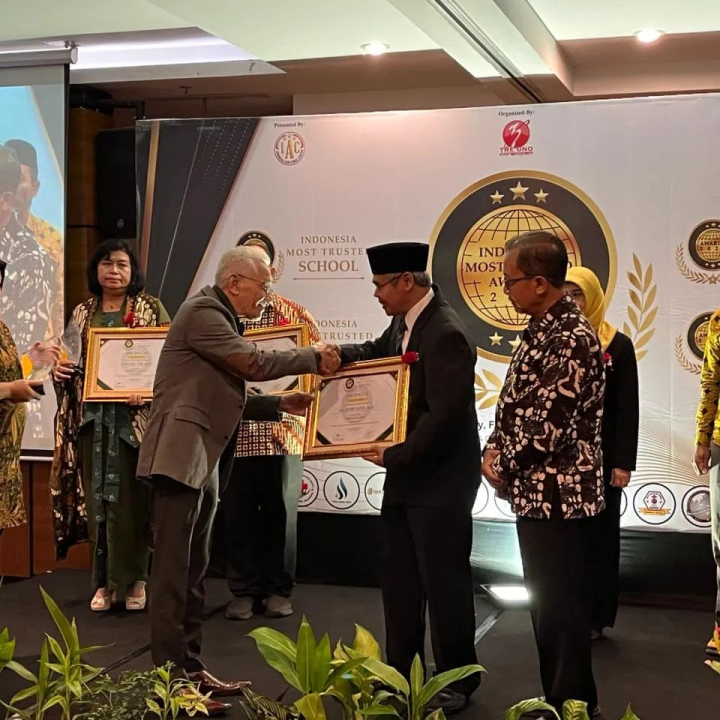 Image of SMAN 1 BOJA mendapat Penghargaan Indonesia Most Trusted Awards 2024