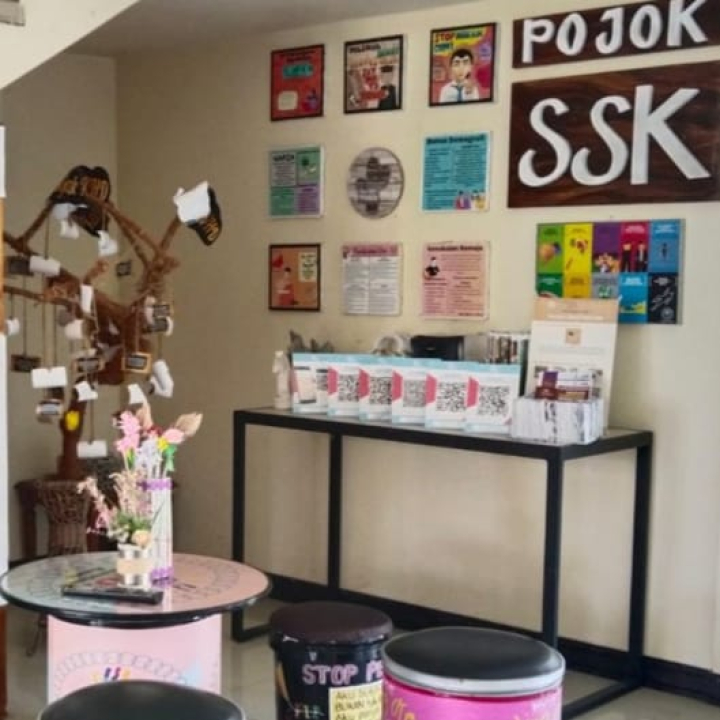 Image of Pojok SSK ( Informasi tersebut melalui berbagai macam media seperti poster, QR Barcode, maupun melalui media unik seperti pohon harapan )