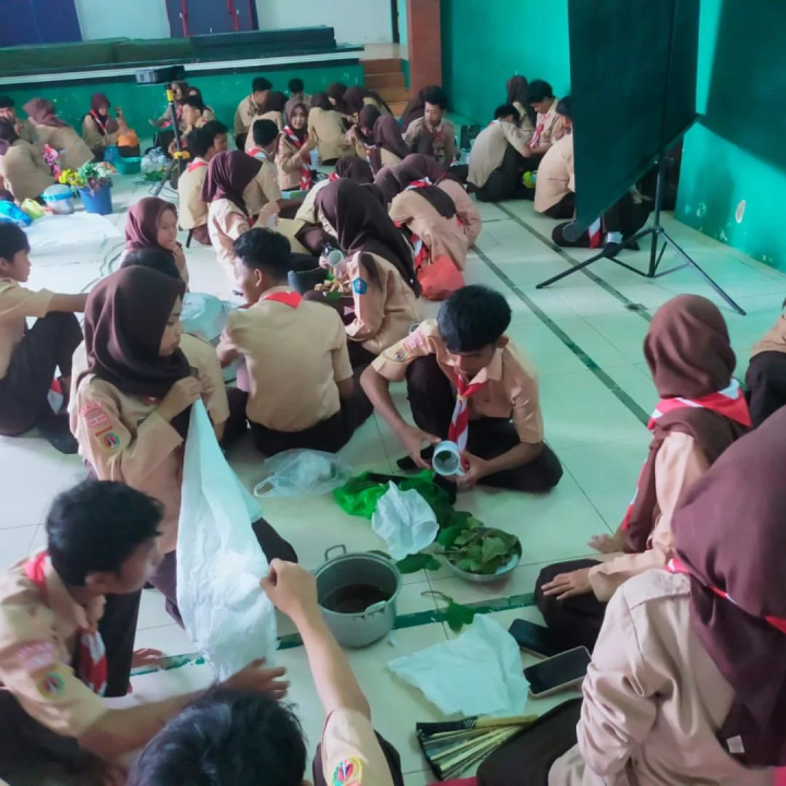 Image of egiatan workshop P5 SMA Negeri 1 Boja, Jumat 15 November 2024 kelas X dengan teman Gaya Hidup Berkelanjutan membuat ecoprint dan kelas XIi dengan tema Kewirausahaan...