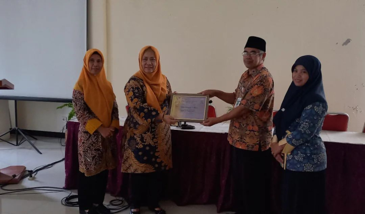 Image of Penyerahan plakat dan piagam atas keberhasilan dari tim SSK (Sekolah Siaga Kependudukan) SMAN 1 Boja dari BKKBN Provinsi Jawa Tengah