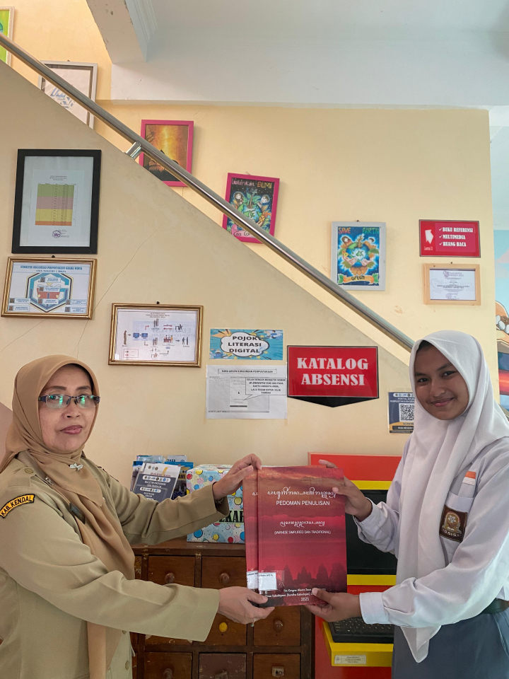 Image of Sedekah Buku Ke Perpustakaan Graha Widya  dari Kongres Bahasa Jawa VII 2023