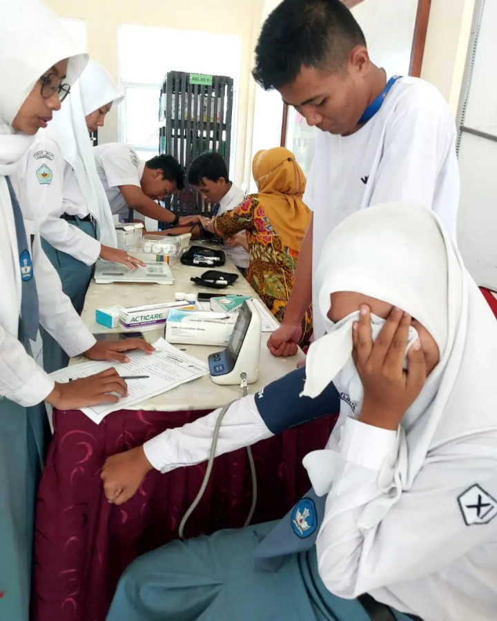Image of Pelatihan cek tensi, cek gula dan cek lemak oleh tim dari Puskesmas Boja 1 dalam rangka kaderisasi kader Posbindu di SMAN 1 Boja di dampingi oleh tim Posbindu Galaksi