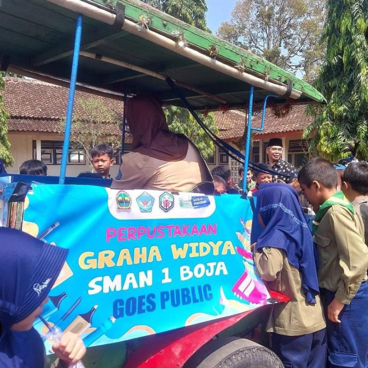 Image of Donasi Buku di Sekolah MA Ma'arif dan mendongeng di SD Muhamadiyah